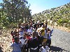 Schulkinder am Strassenrand beim Training